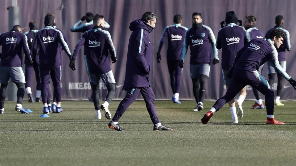 Ernesto Valverde ayer por la mañana durante el entrenamiento que hizo la plantilla barcelonista.