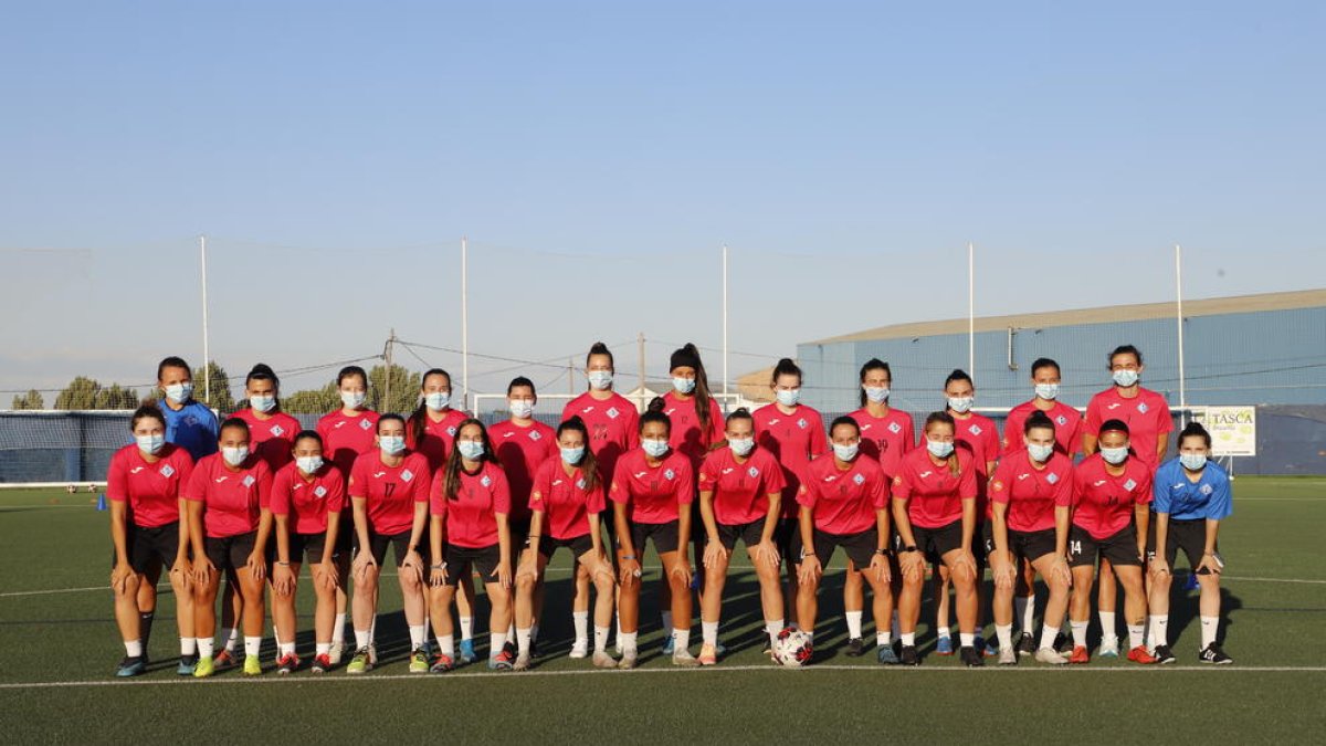 La plantilla del AEM, ayer antes de comenzar su primer entrenamiento en las instalaciones del Municipal Recasens.