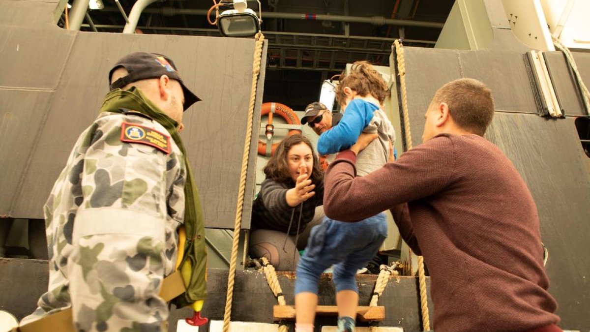 Tasques d’evacuació de persones atrapades en una platja del sud-est d’Austràlia, ahir.