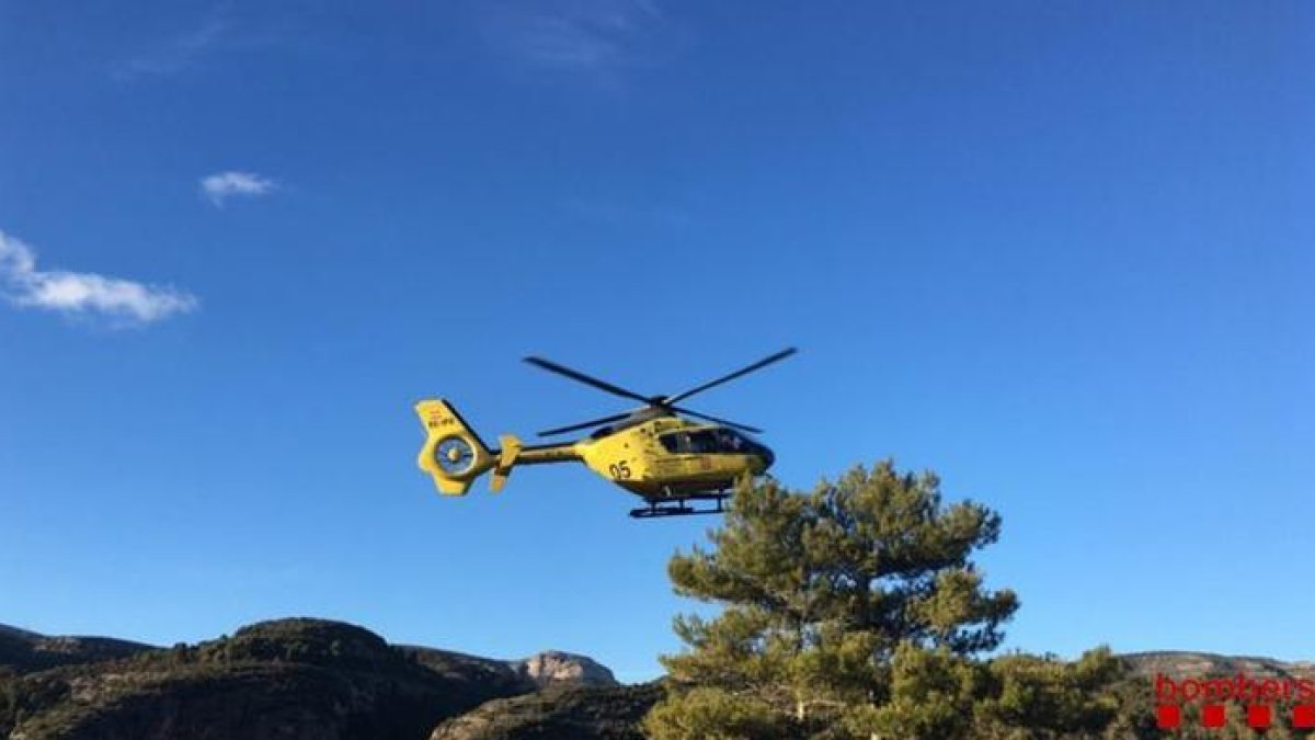 Un helicòpter d'emergència es dirigeix al lloc del succés, ahir.