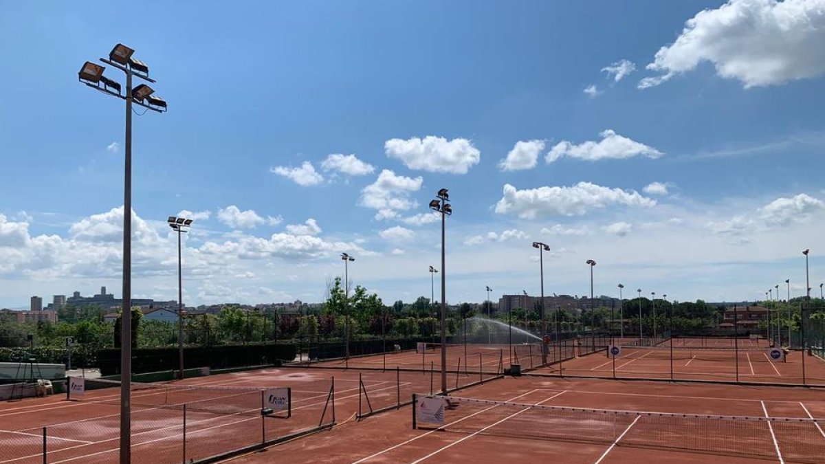 Imagen de pistas de tenis vacías en el Club Tennis Urgell.