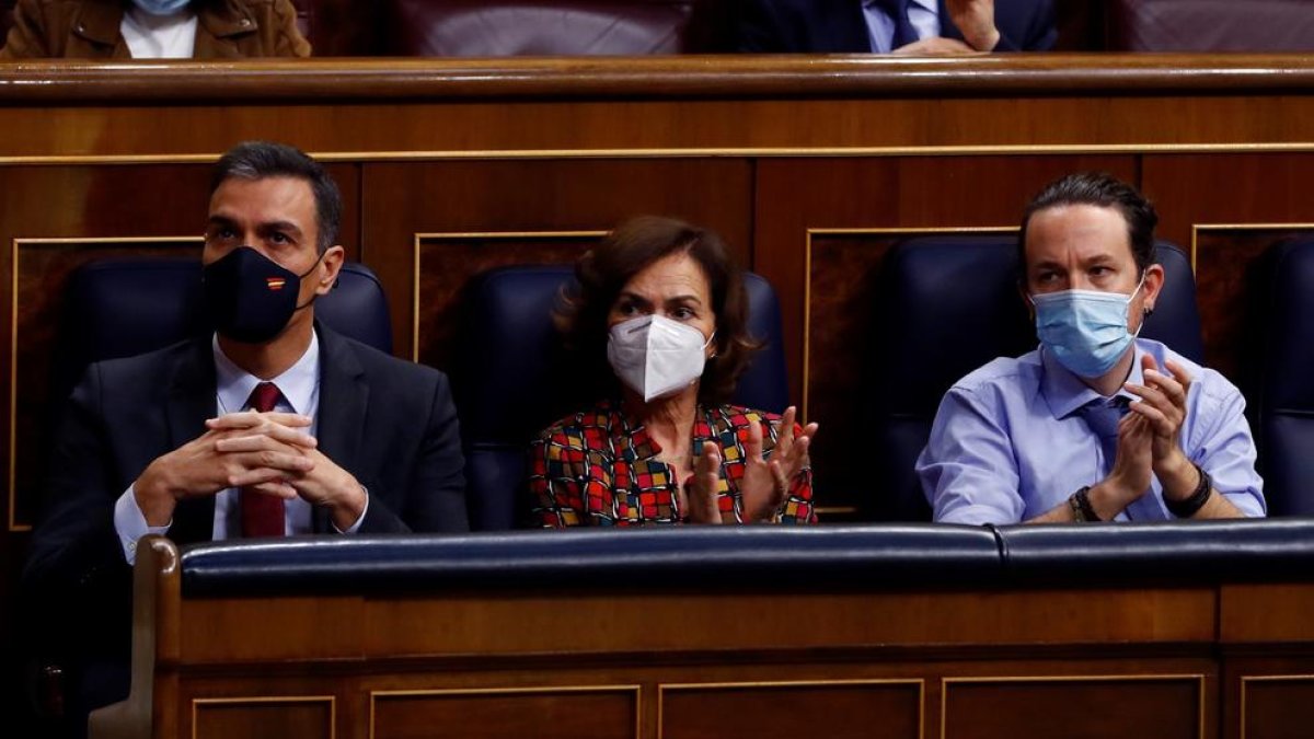 Pedro Sánchez, Carmen Calvo i Pablo Iglesias, en un dels últims plens del Congrés.