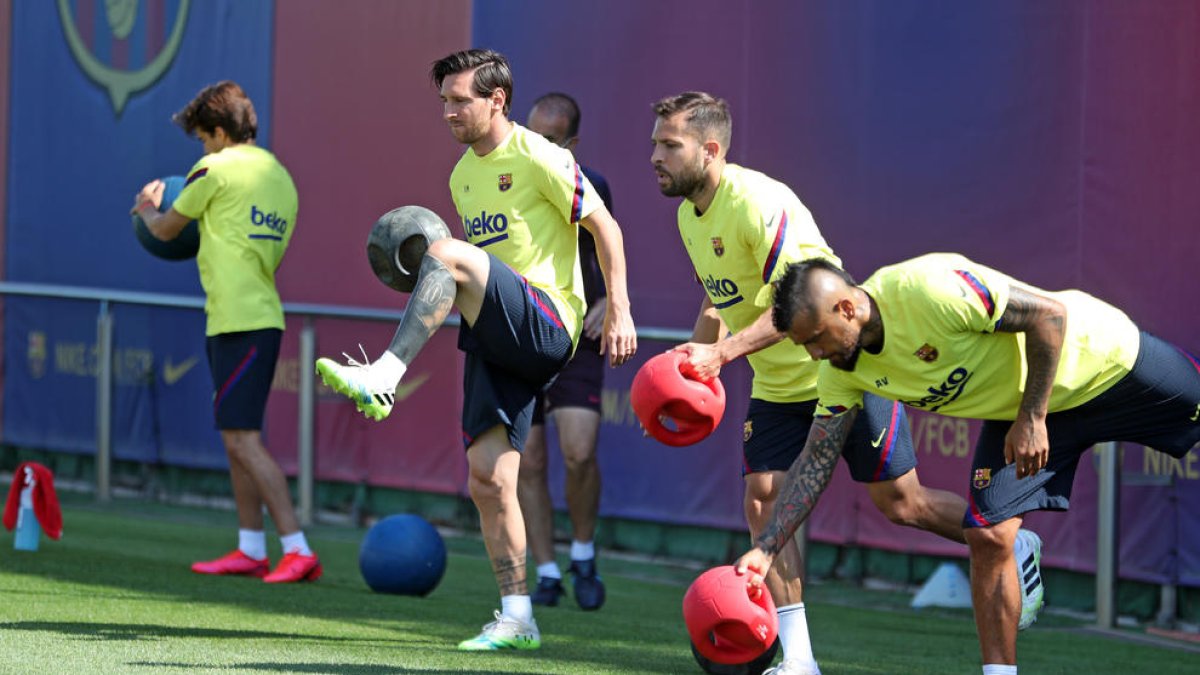 Leo Messi, Jordi Alba i Arturo Vidal, durant l’entrenament matinal a la Ciutat Esportiva.