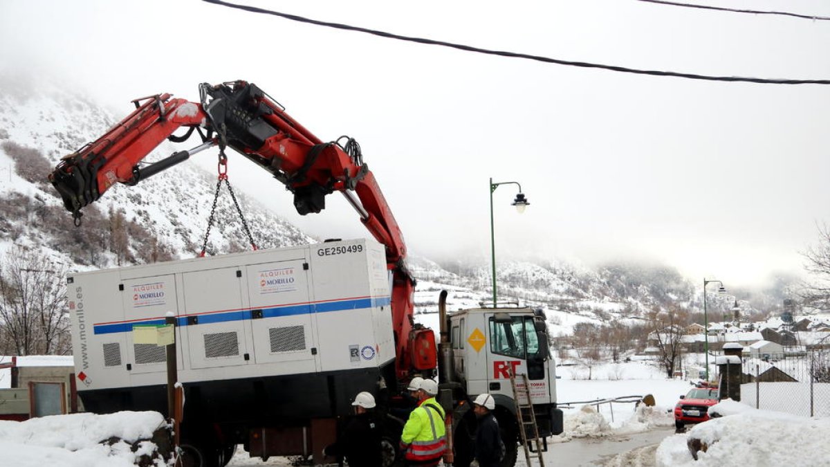 El grup electrogen que Endesa va portar ahir al nucli d’Àreu per poder recuperar el subministrament elèctric.