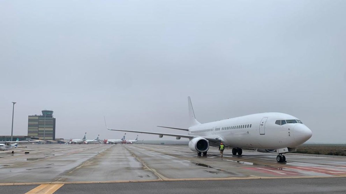 Un nuevo avión estacionó ayer en el aeropuerto de Alguaire.