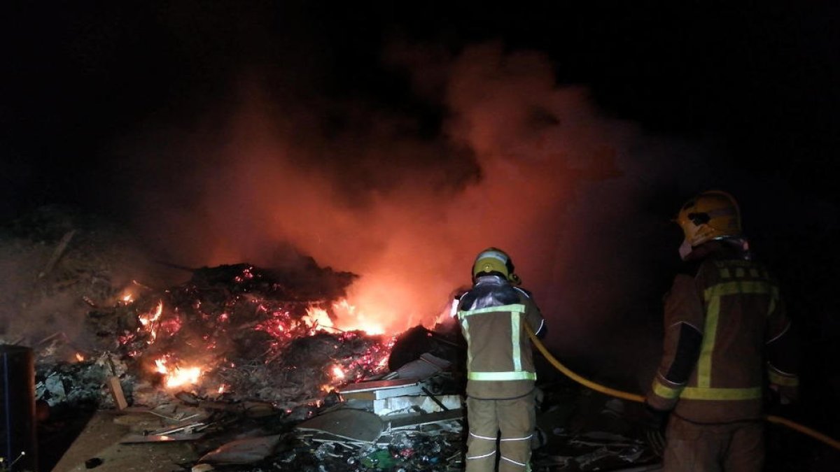 Imagen de la casa de la partida Grenyana en la que se produjo en incendio (i). Los Bomberos también apagaron la madrugada de ayer un fuego de escombros en Albesa. 