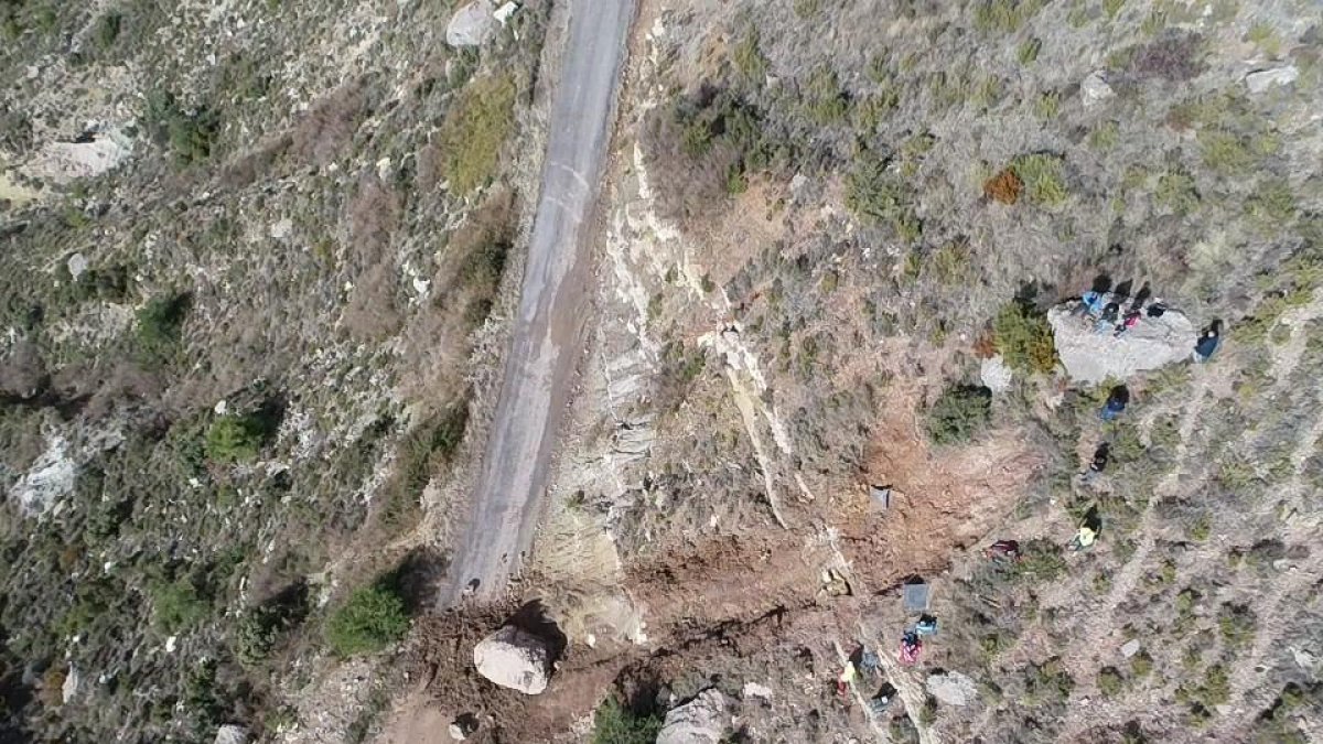 Imatge de la caiguda de la gran pedra que amenaçava de desprendre’s a l’accés a Hortoneda.