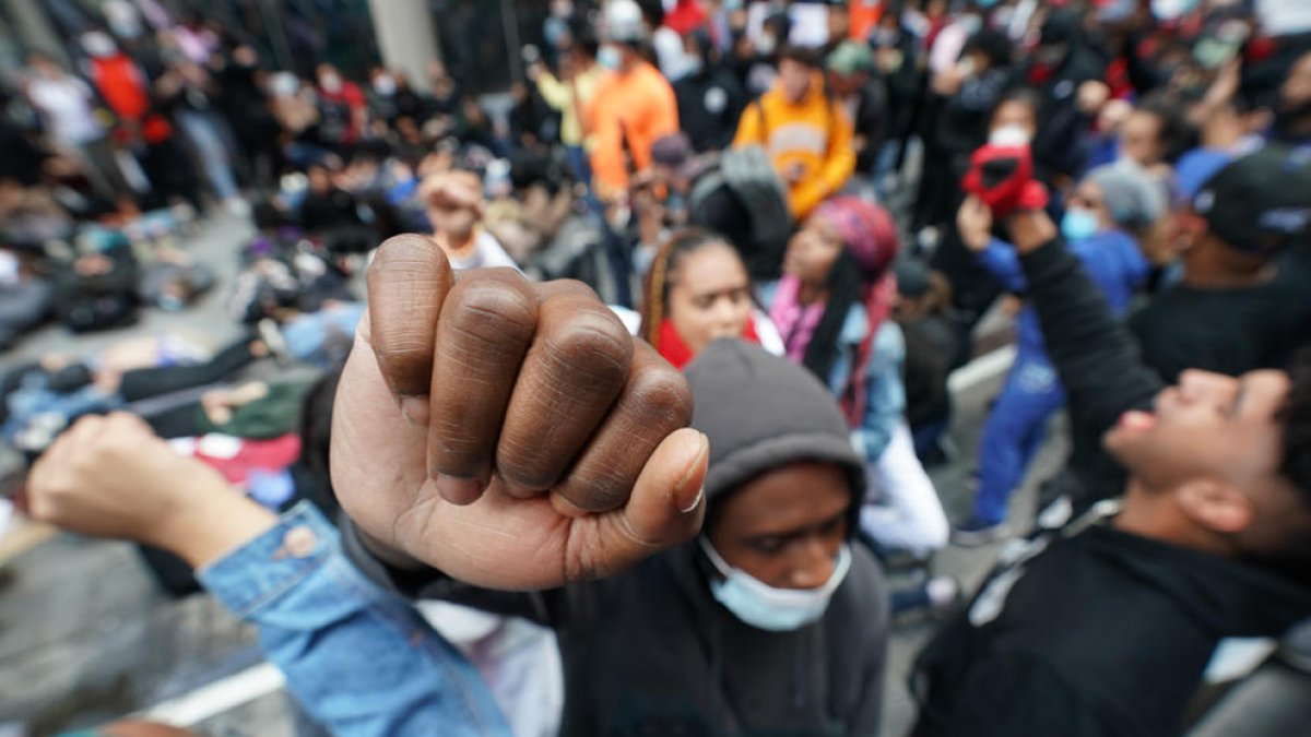 Activistas en Nueva York hacen el saludo de los Panteras Negras, que se hizo famosos en los años 60.