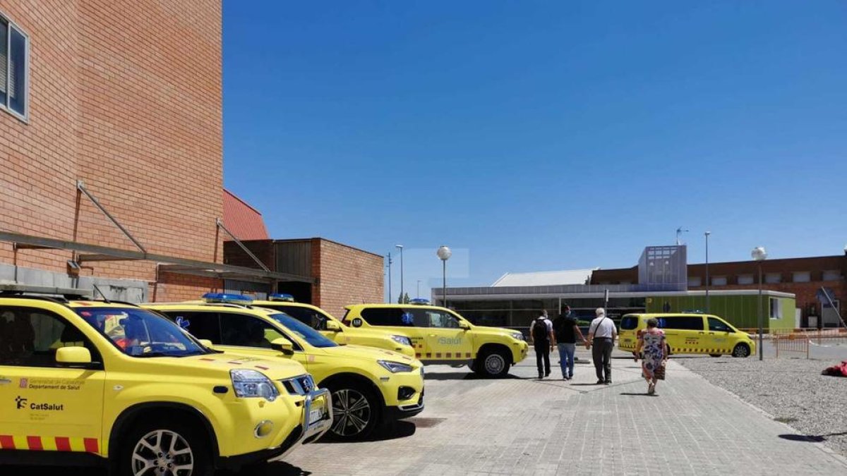 Munten un hospital de campanya a l'exterior de l'Arnau de Vilanova de Lleida.