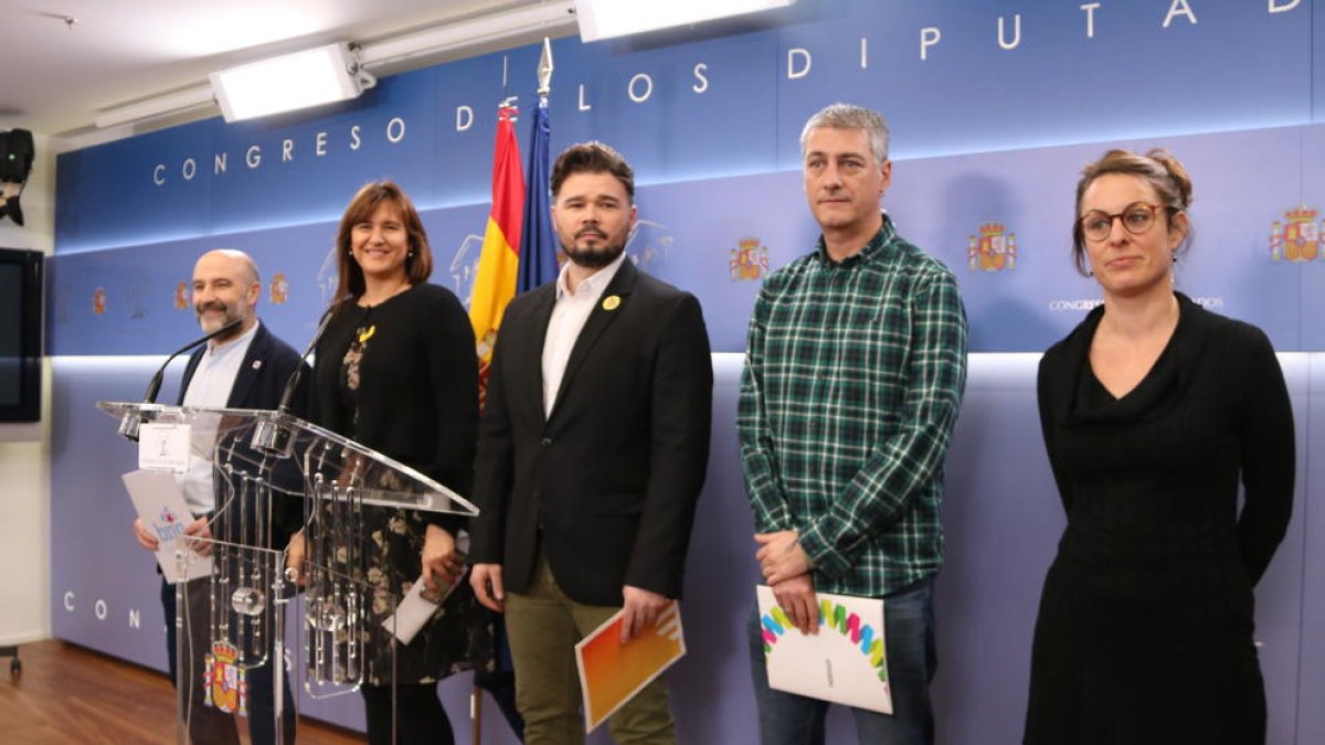 Mireia Vehí (CUP), Oskar Matute (EH Bildu), Gabriel Rufián (ERC), Laura Borràs (JxCat) i Nestor Rego (BNG) a la sala de premsa del Congrés abans de la lectura del manifest de rebuig al rei.