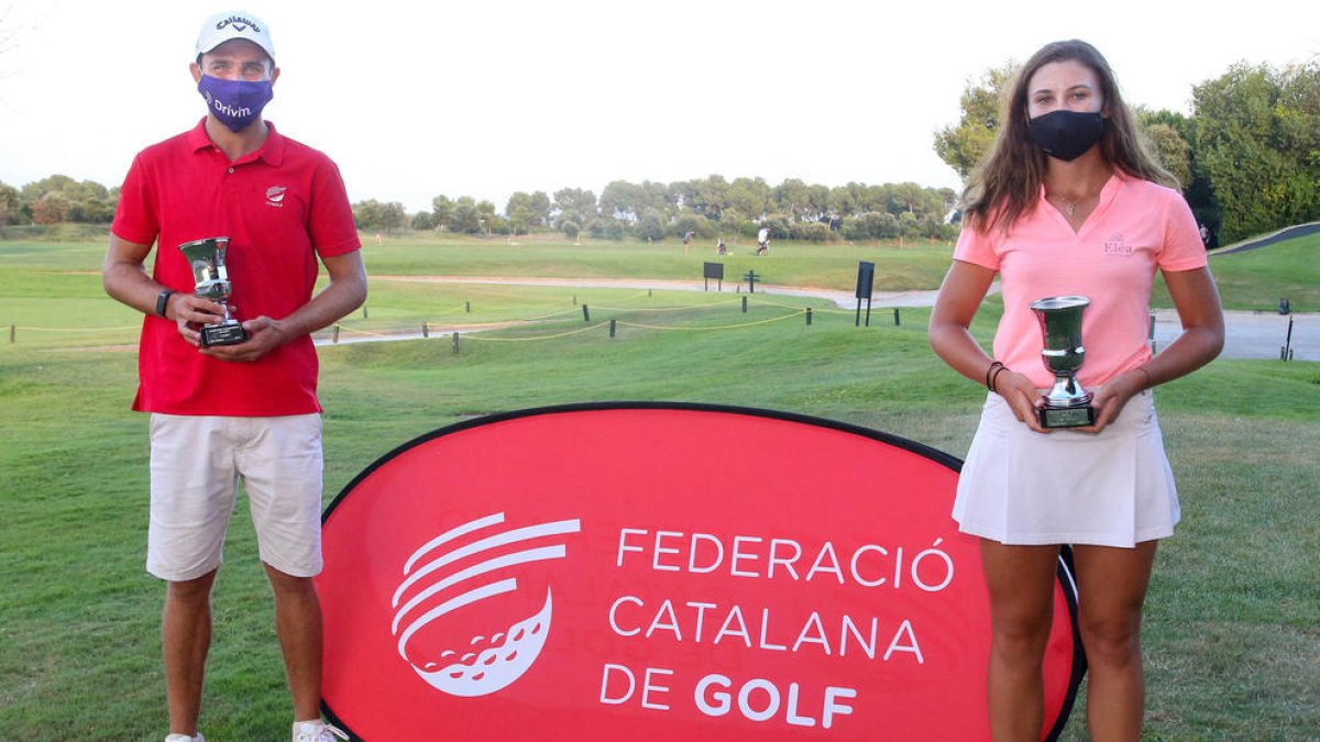 Joel Moscatel i Alisa Khokhlova, amb els trofeus de campions de Catalunya.