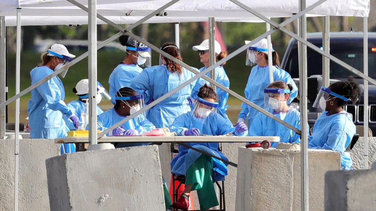 Un grup d’infermeres equipades per fer tests ràpids en un carrer d’Orlando, a Florida.