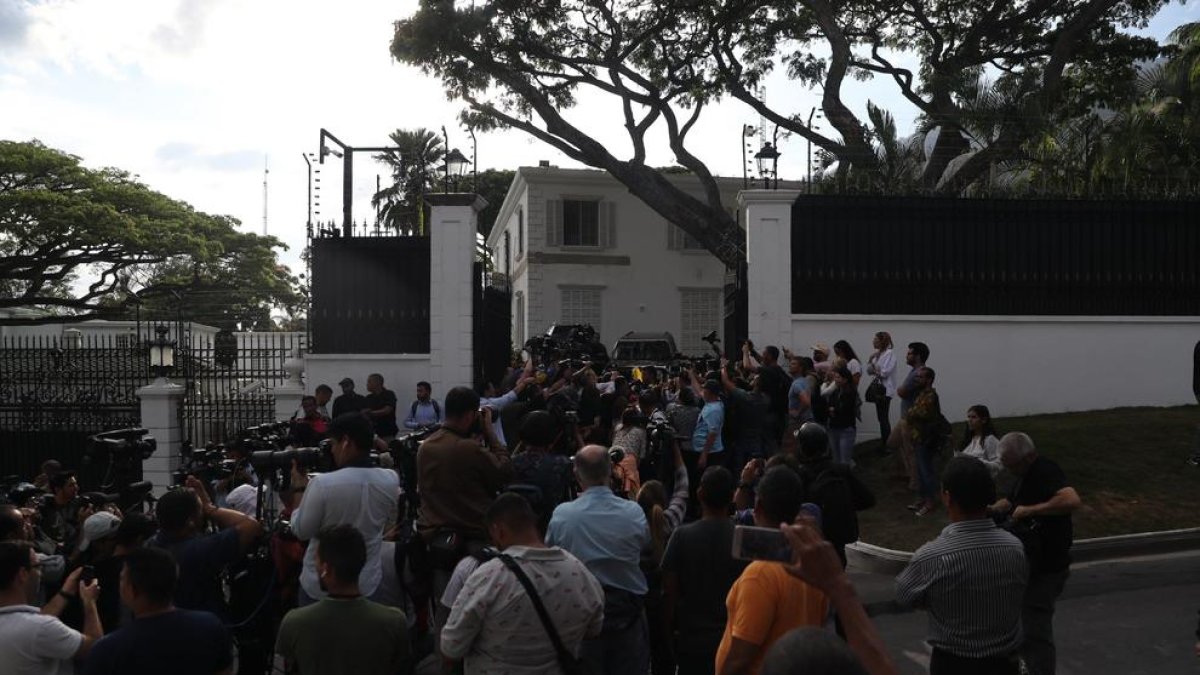 El líder opositor Leopoldo López parla davant dels mitjans a la residència de l’ambaixador espanyol.