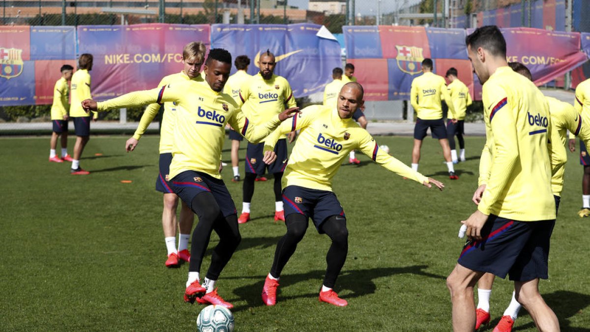 La plantilla del Barça, a l’entrenament de recuperació d’ahir a la Ciutat Esportiva.