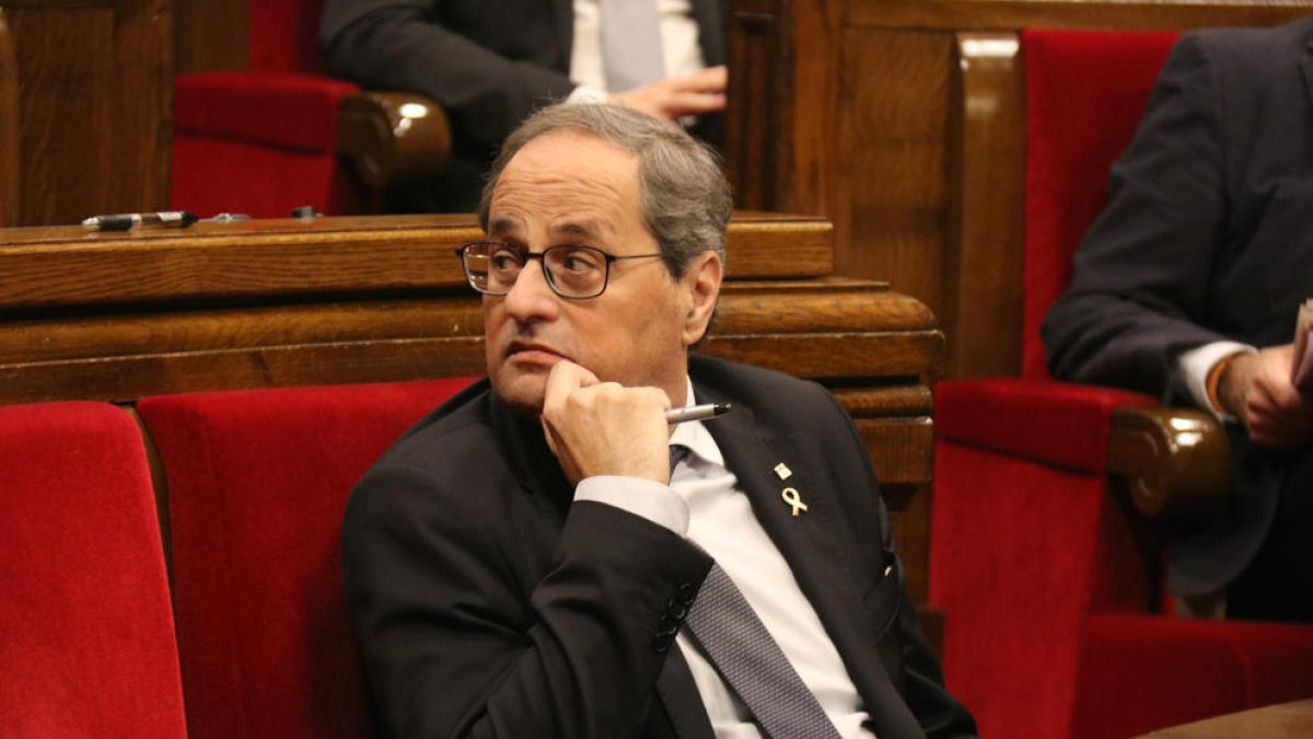 El president de la Generalitat, Quim Torra, durant el ple al Parlament aquest dissabte.