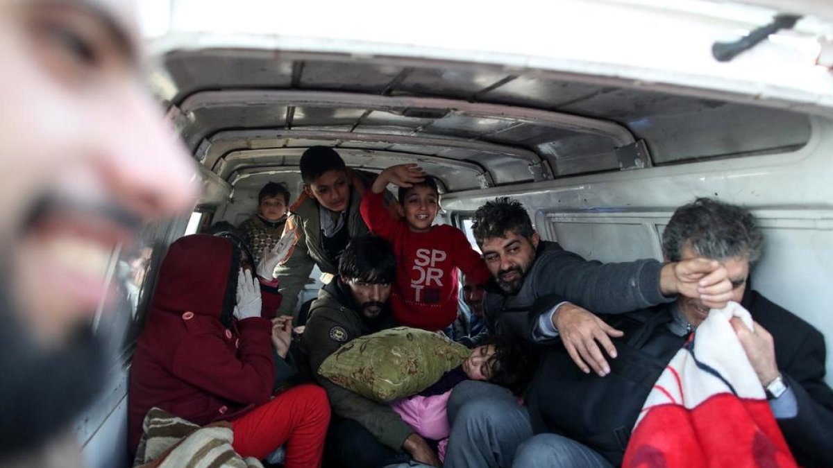 Refugiats sirians amuntegats en una furgoneta a la frontera entre Turquia i Grècia.