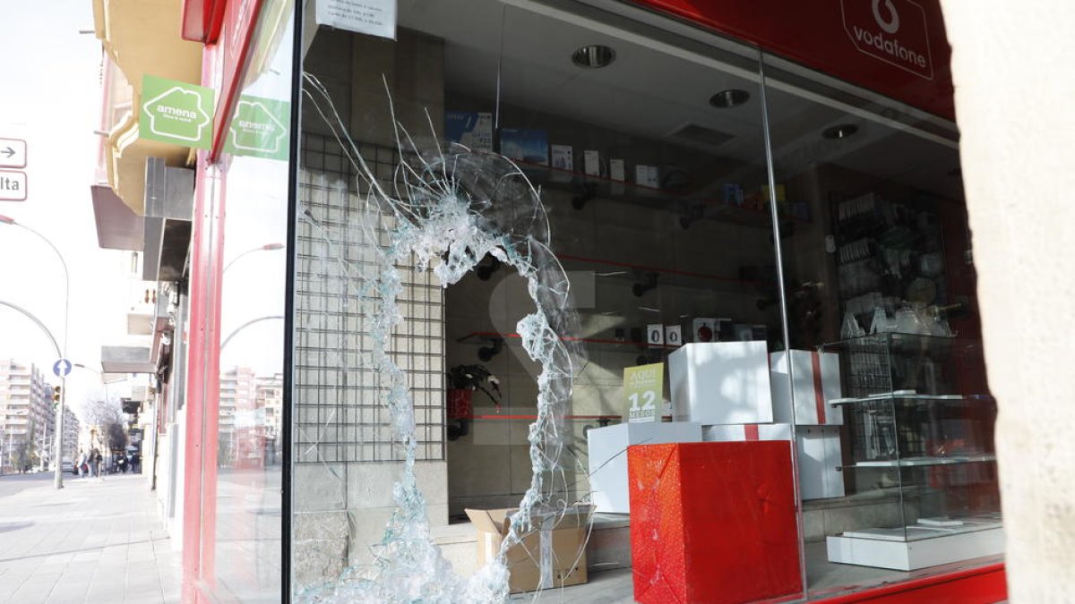 Així va quedar l'aparador de la botiga afectada al carrer Balmes de Lleida