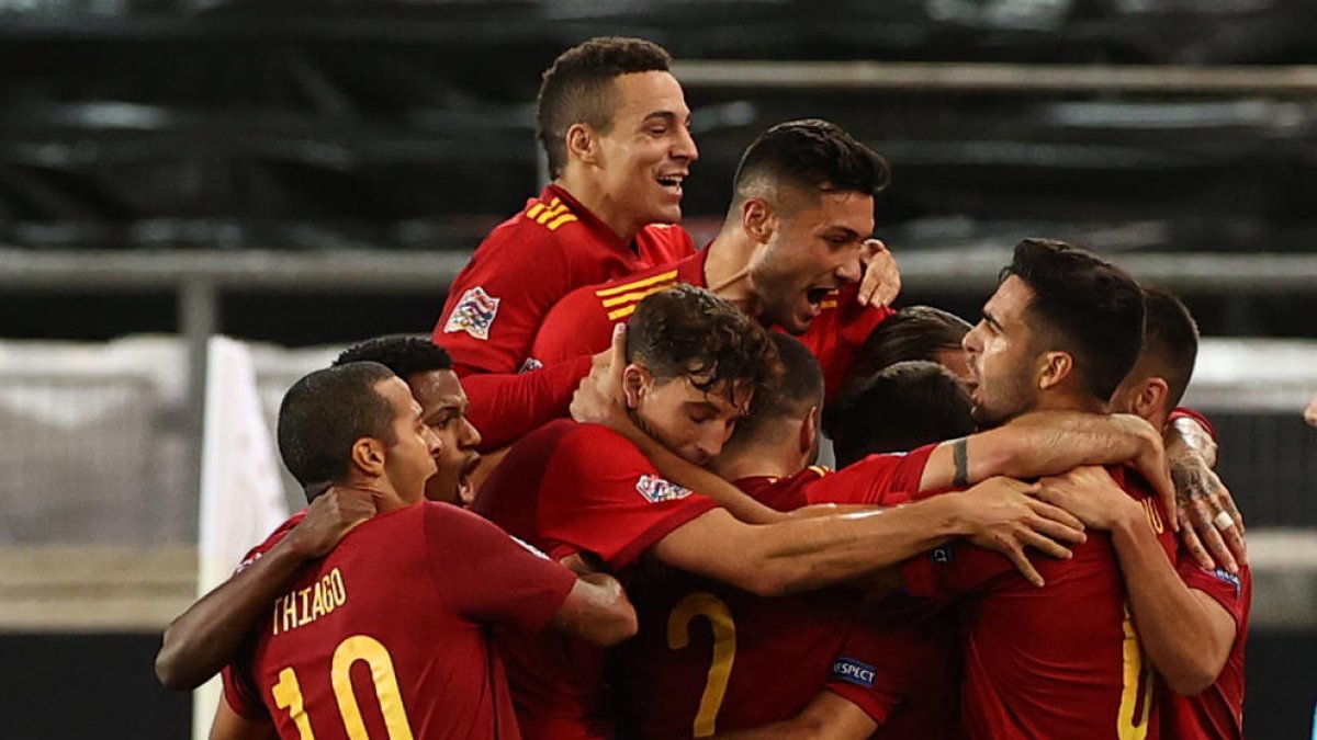 Jugadors de la selecció espanyola celebren el gol de Gayà al descompte, que els va salvar de la derrota.