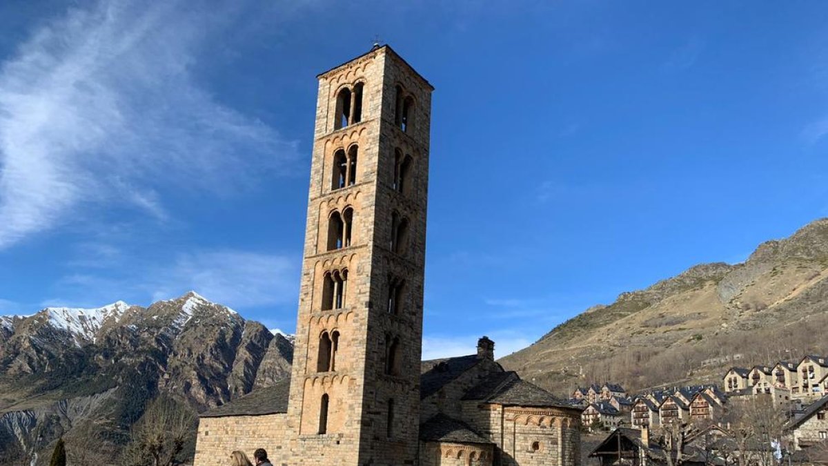 Visitantes junto a la iglesia de Sant Climent de Taüll durante la mañana de ayer.