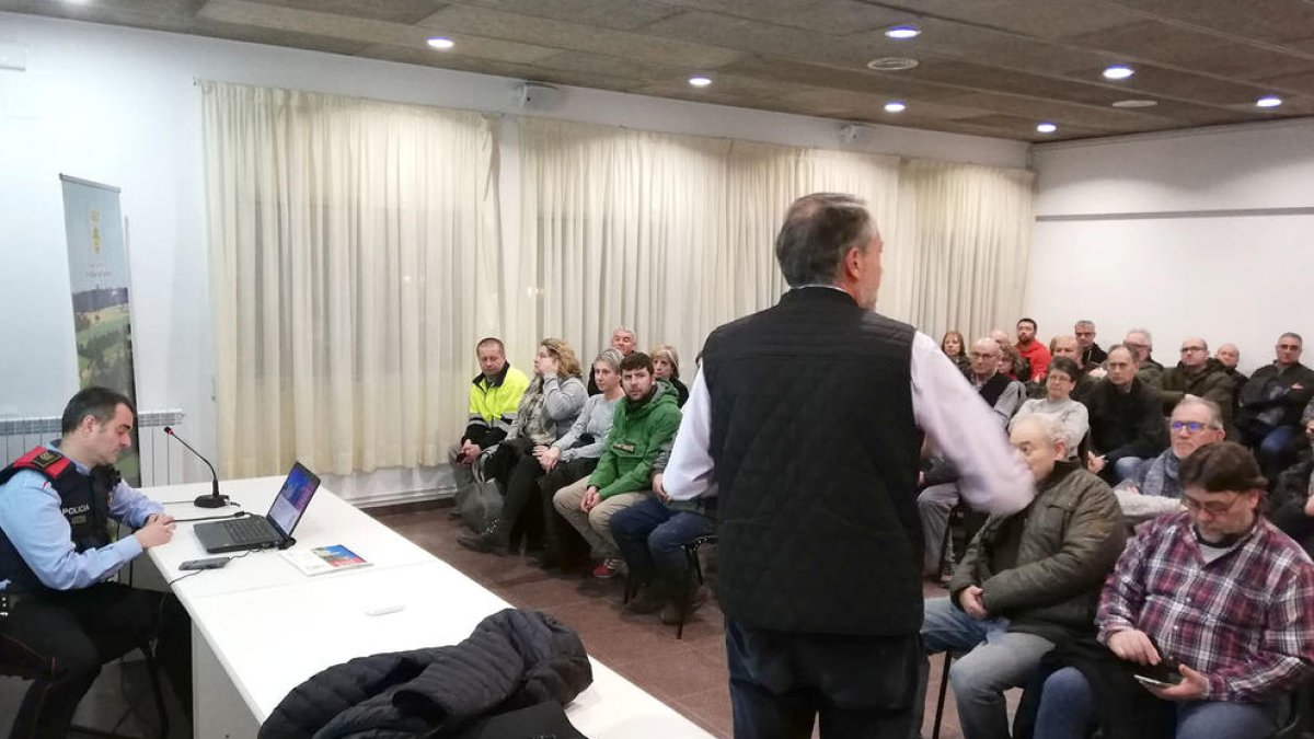 Imatge de la reunió dels Mossos amb els veïns de Sant Guim de Freixenet divendres passat.