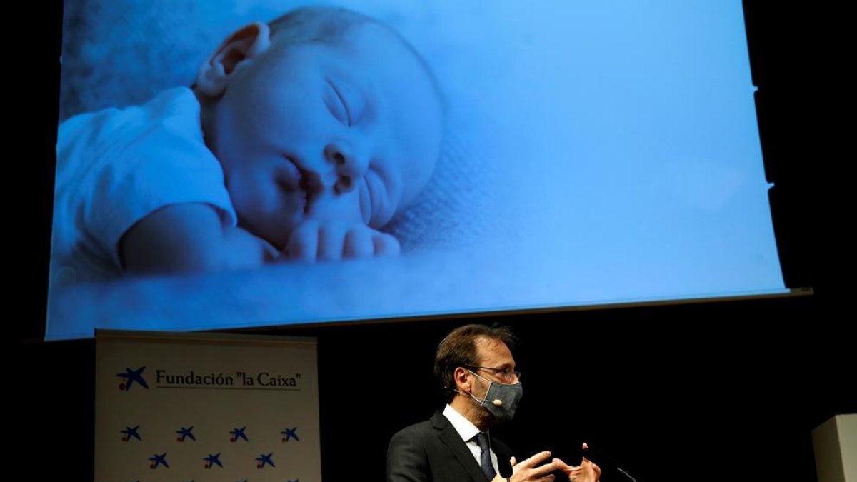 El director general de BCNatal, Eduard Gratacós, durante la presentación del proyecto de creación de una placenta artificial para salvar a bebés prematuros extremos de menos de seis meses.