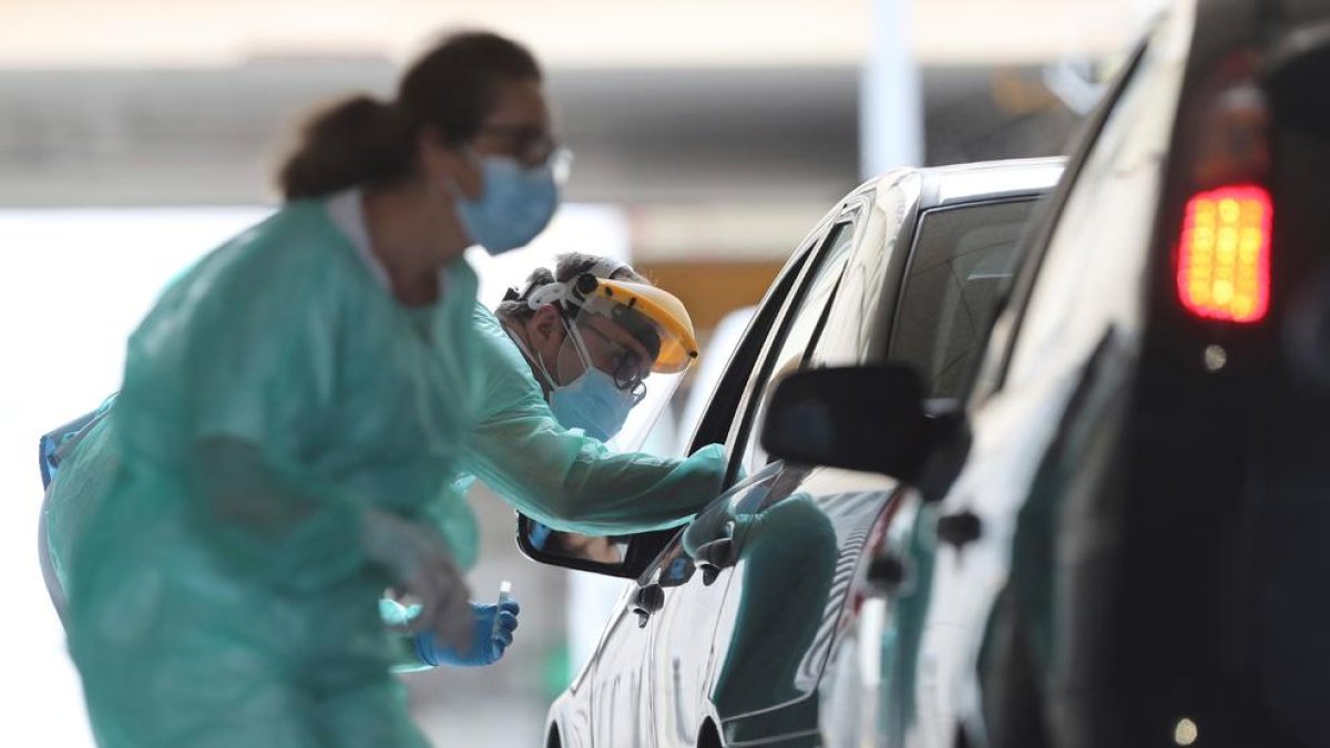 Sanitaris fan tests de detecció de coronavirus a conductors a les portes de l’hospital d’A Mariña.