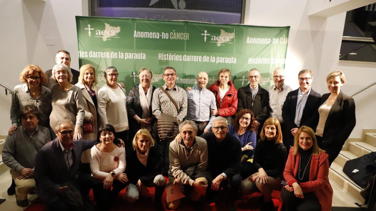 Fotografía de grupo de algunos de los participantes en la película de la AECC Lleida que se presentó ayer en el CaixaForum. 