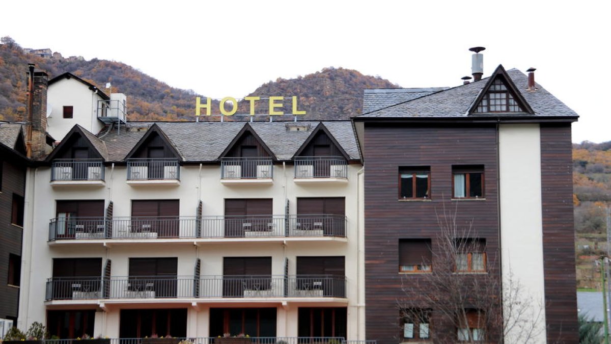 Un hotel que no obrirà pel pont de la Puríssima a Sort.