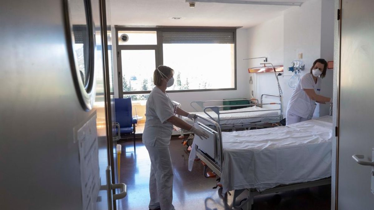 Enfermeras en la planta de un hospital que atiende a pacientes de covid.