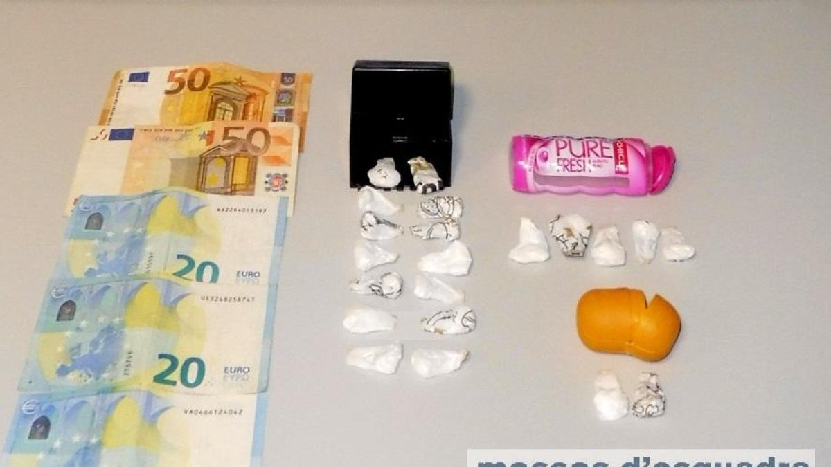 Los mossos decomisaron 11,9 gramos de cocaína, dos teléfonos móviles y 170 euros.
