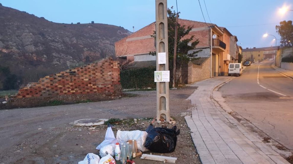 Vecinos de Gerb han dejado la basura en la calle como protesta por la retirada de los contenedores. 