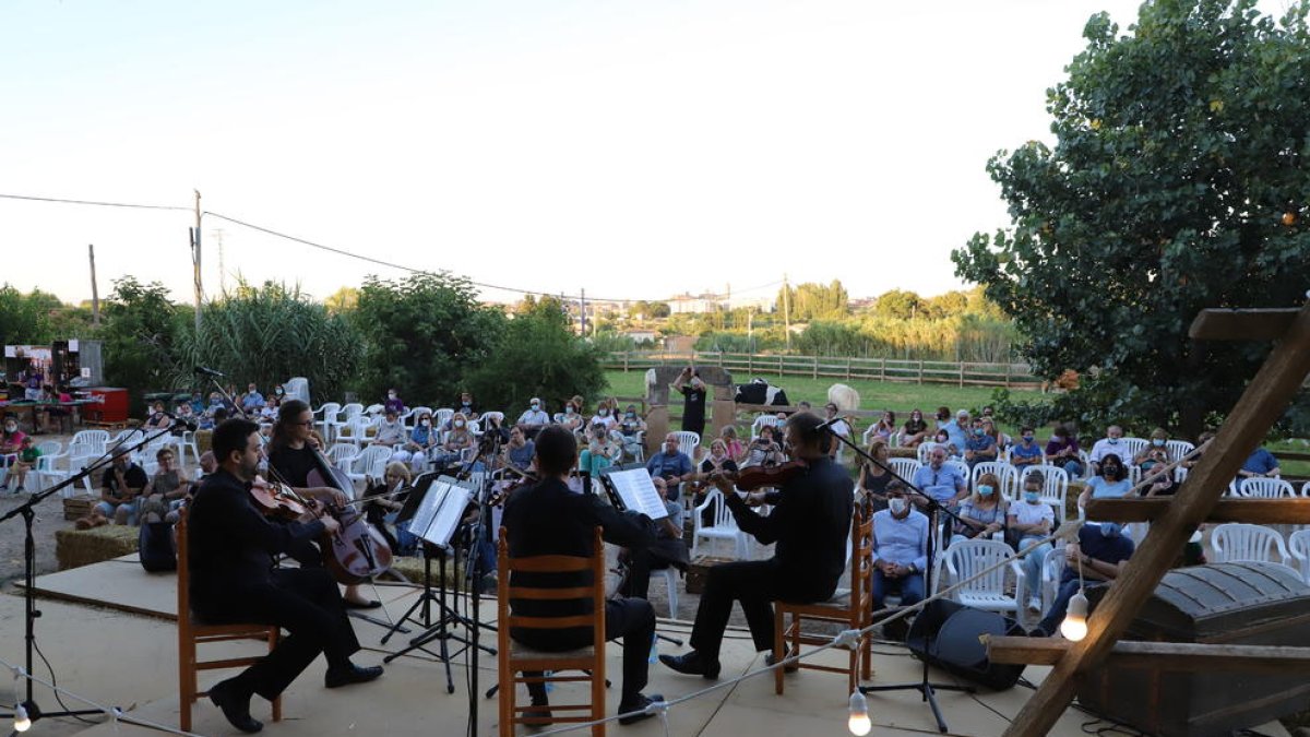 Concierto de un cuarteto de cuerda, ayer en la primera cita del ciclo ‘Agrocultural’ de L’Horta de Lleida en la Granja Pifarré en la Caparrella.