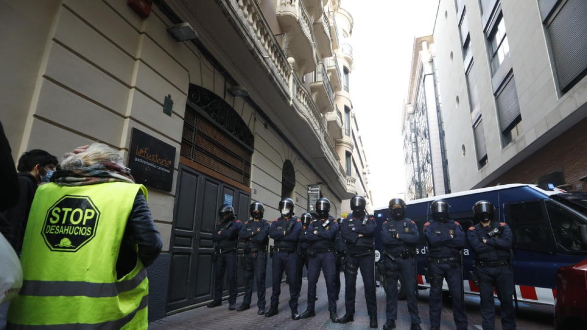 Imagen del dispositivo policial por un desahucio en octubre.