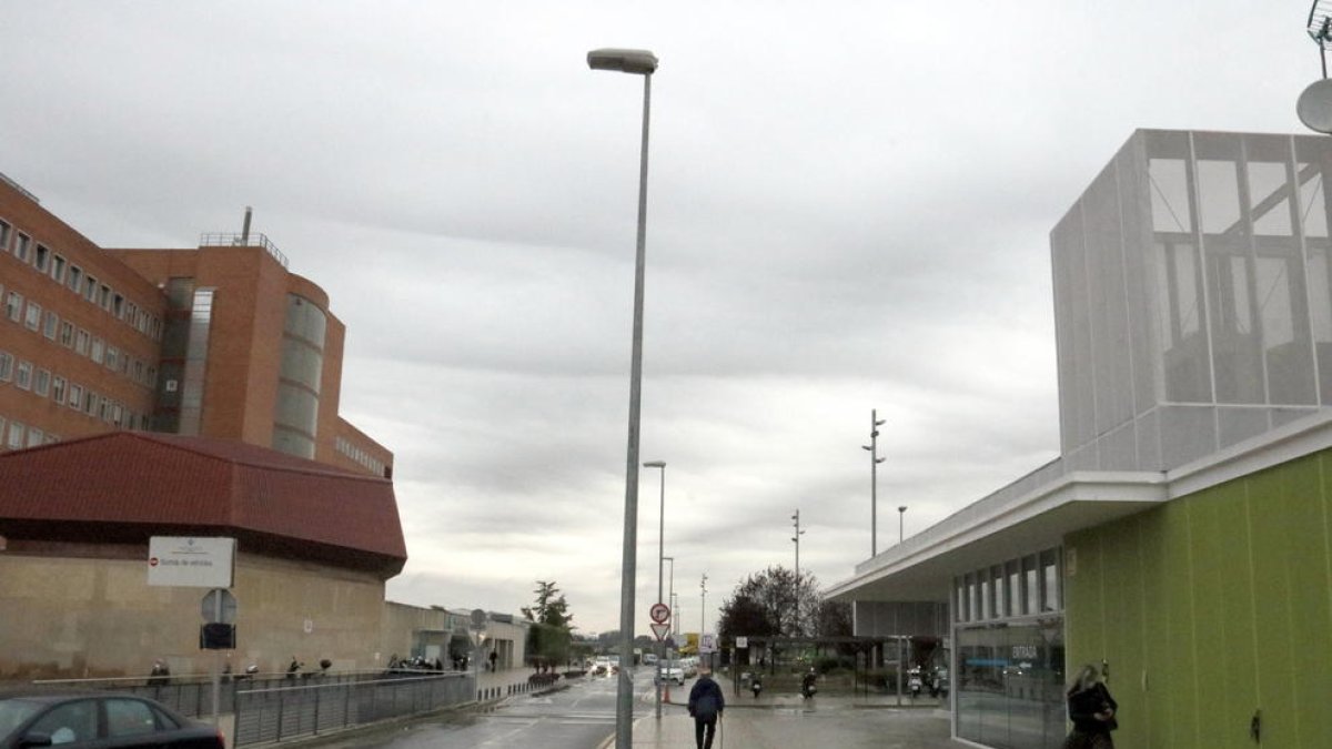 Control para limitar el acceso a la cafetería del Arnau de Vilanova a personal asistencial y acompañantes de pacientes