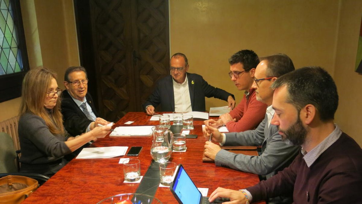 Un momento de la reunión entre responsables del ayuntamiento de Lleida y FERRMED.