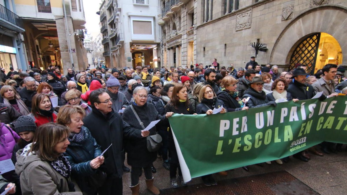 Imatge d’arxiu d’una manifestació a favor de la immersió lingüística a la plaça Paeria.