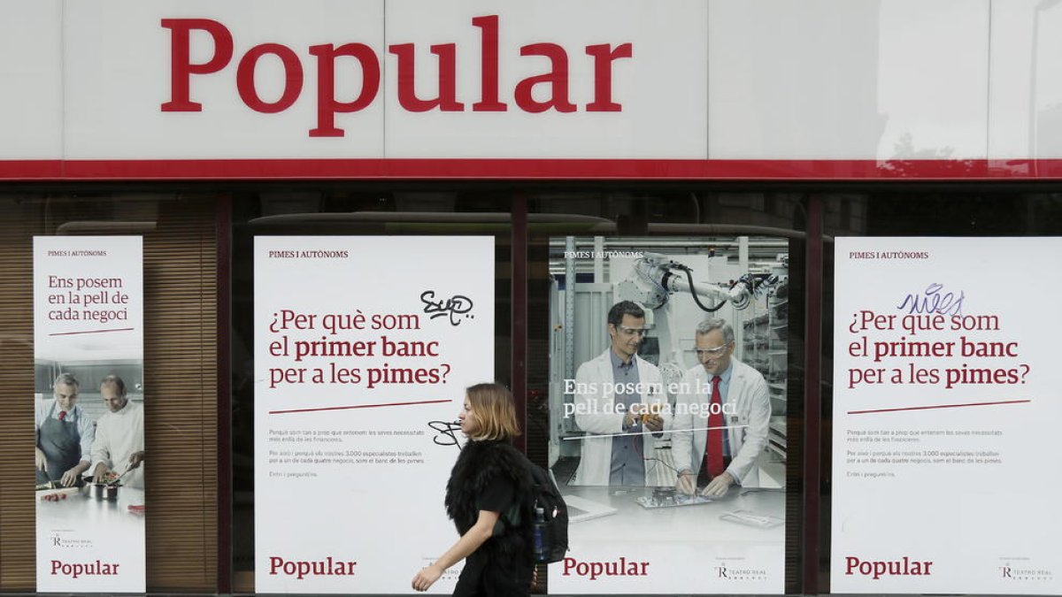 Imagen de archivo de una oficina del Banco Popular. 