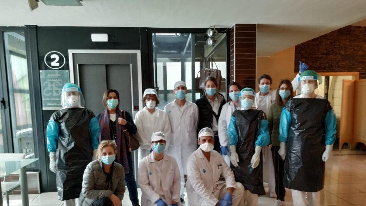 Foto de familia del equipo de profesionales que trabajan en el hotel-hospital Nastasi.
