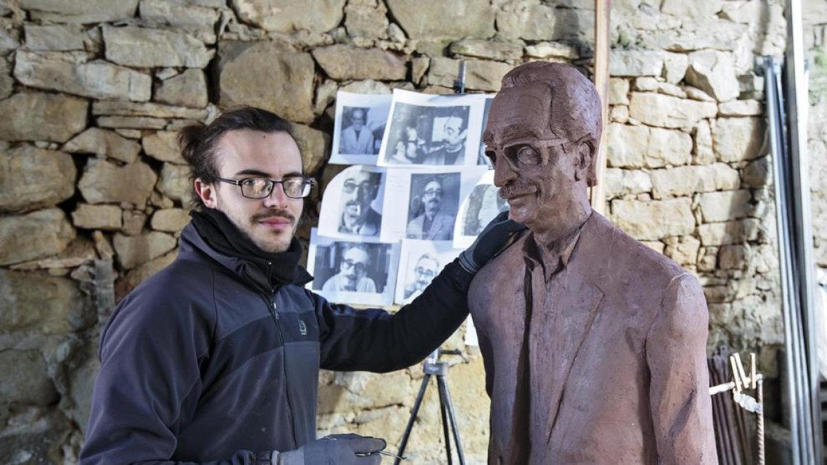 L’artista d’Hostafrancs Enric Porta ja ultima l’escultura dedicada a Manuel de Pedrolo que s’instal·larà al març a l’Aranyó.