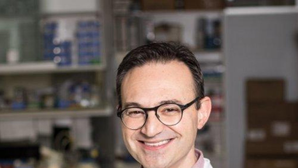 El Jefe de sección de Neurologia de l'HUAV, Luis Brieva, lidera la investigación sobre el esclerosis múltiple y la COVID-19 en colaboración con el Hospital Germans Trias i Pujol de Badalona