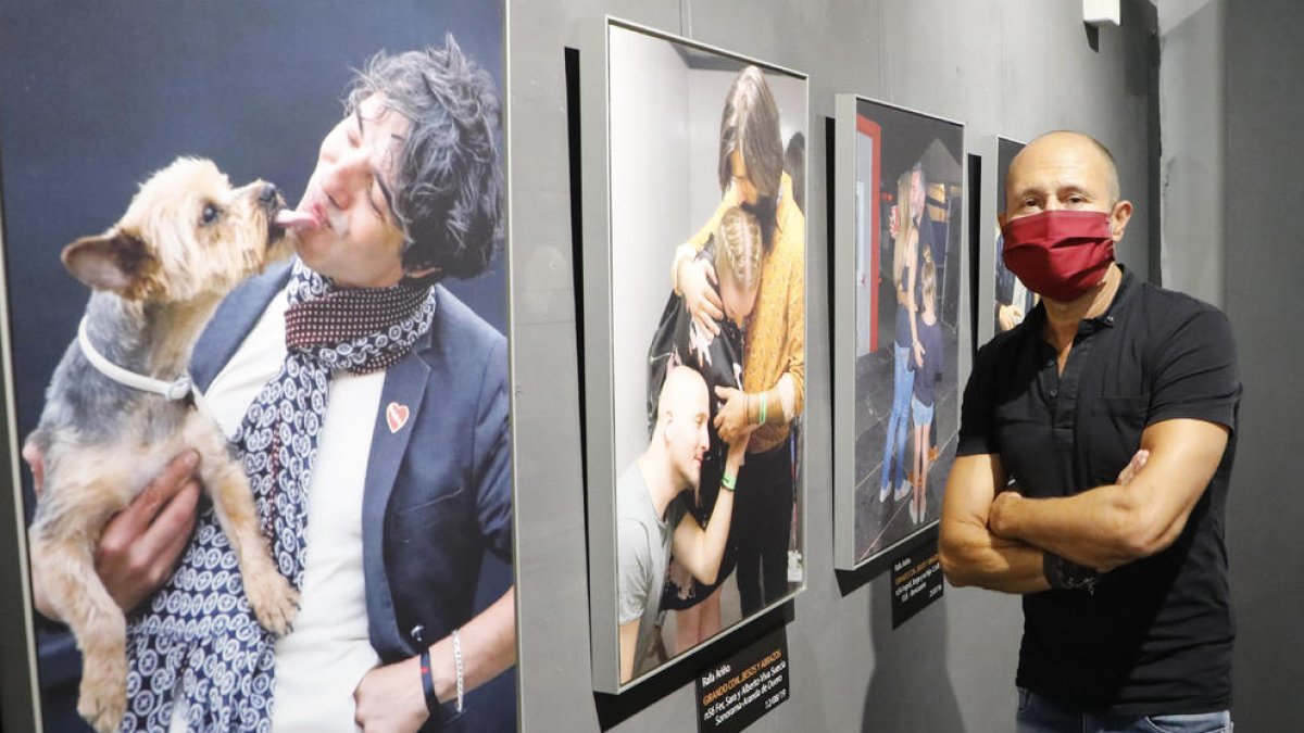 El fotógrafo Rafa Ariño, ayer junto a algunos de sus retratos en la galería Espai Cavallers de Lleida.