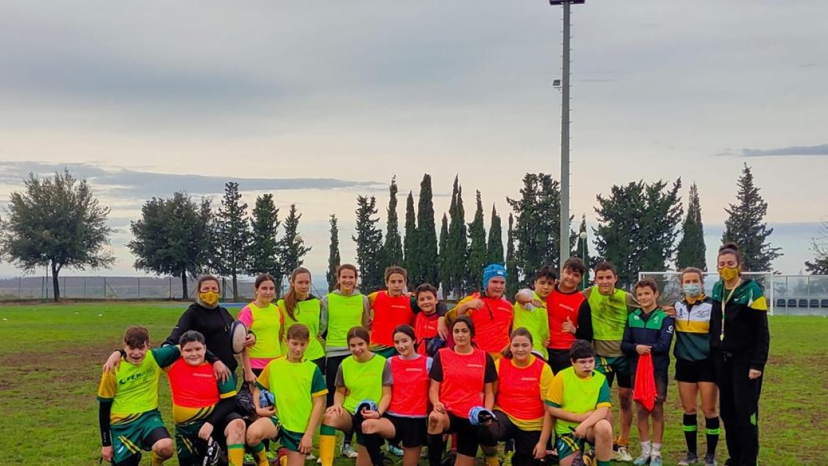 Jugadores y jugadoras de la cantera del Inef Lleida el pasado sábado durante un encuentro.