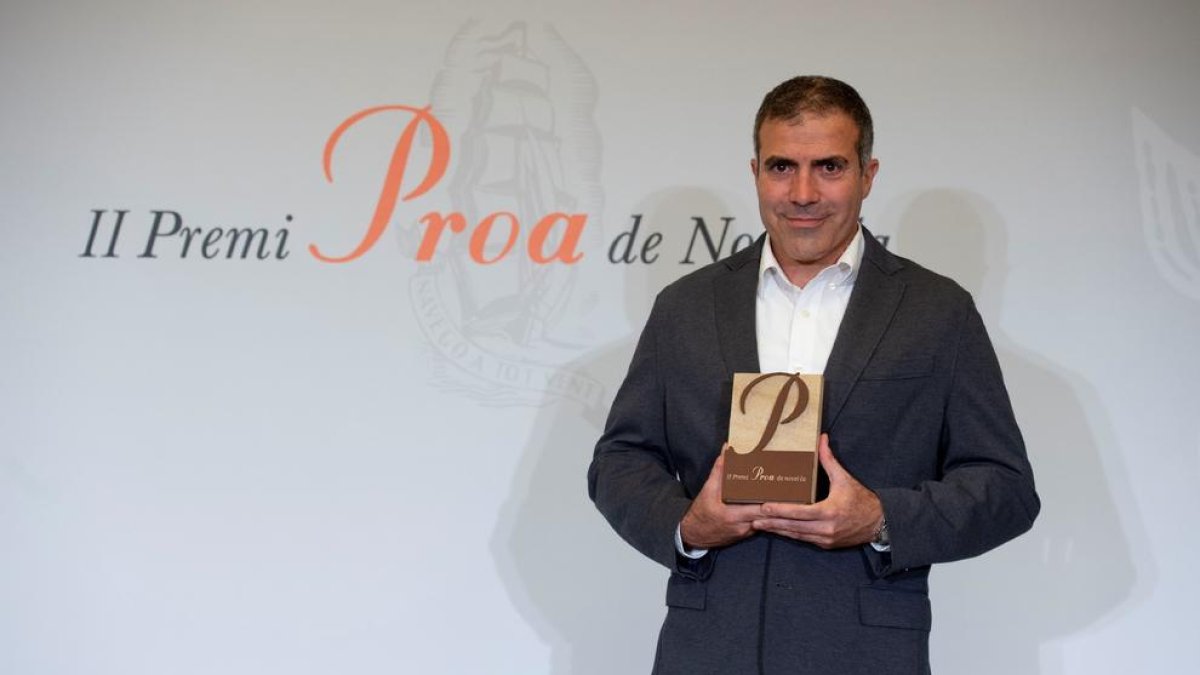 L’escriptor de Saidí Francesc Serés va rebre ahir el Premi Proa de novel·la per l’obra ‘La casa de foc’.