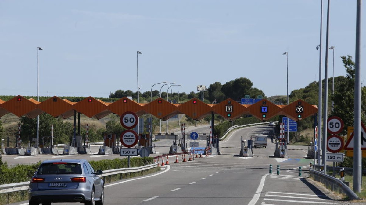 Imagen de archivo del peaje de la autopista AP-2 en Lleida. 