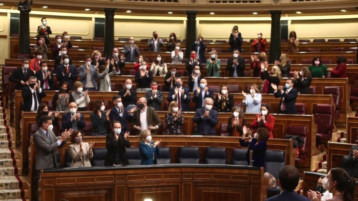 El equipo de Gobierno y la bancada socialista aplaudieron levantados tras el “sí” a los presupuestos.