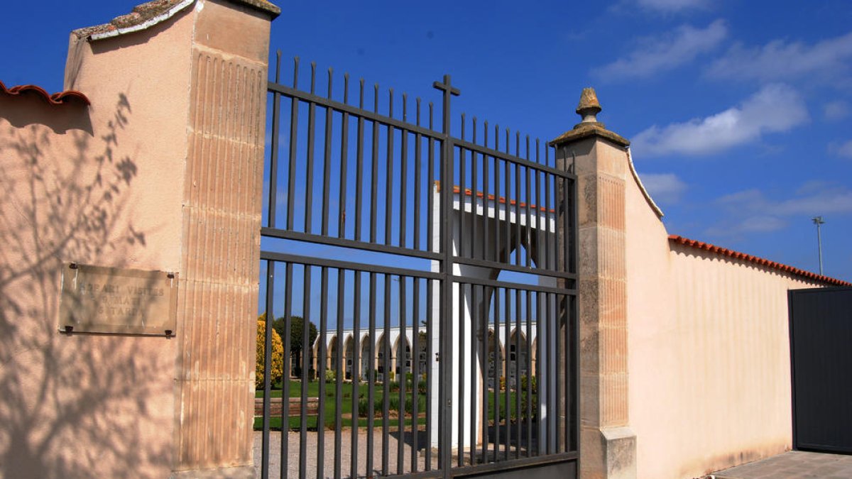 Imatge del cementiri de Mollerussa, tancat al públic per la crisi del coronavirus.