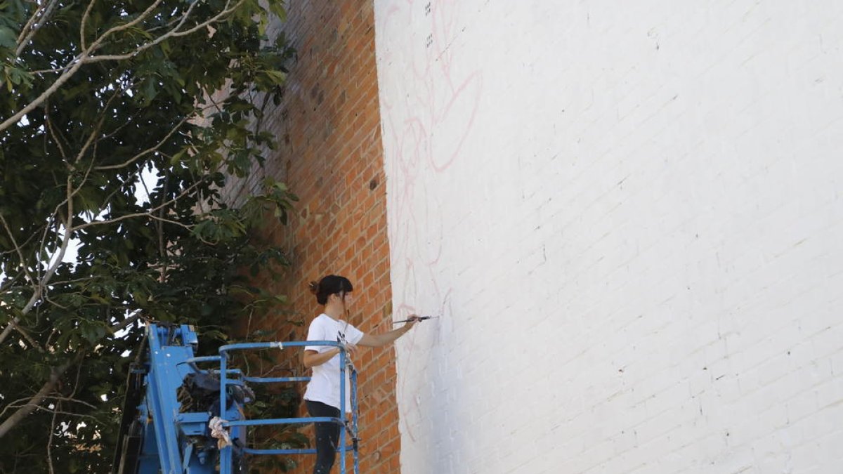 L’artista lleidatana Cristina Dejuan va començar a pintar ahir de nou el mural ‘Love is Love’.