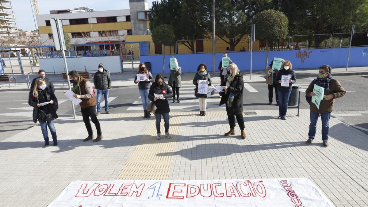 Concentració dels sindicats educatius ahir a Lleida.