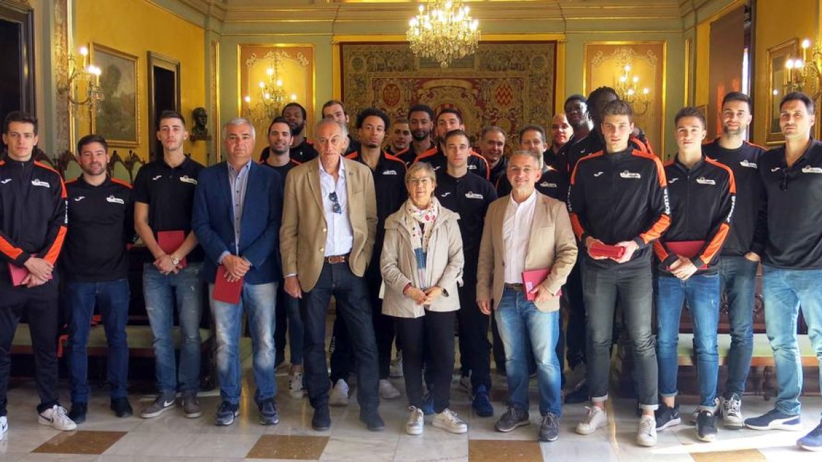 Jugadores, técnicos y directivos del ICG Força Lleida, ayer con Montse Parra en la Paeria.