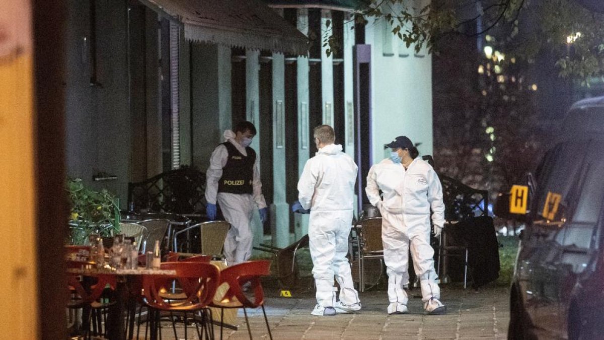 Policies científics austríacs obtenint proves a la zona on van succeir els atacs.